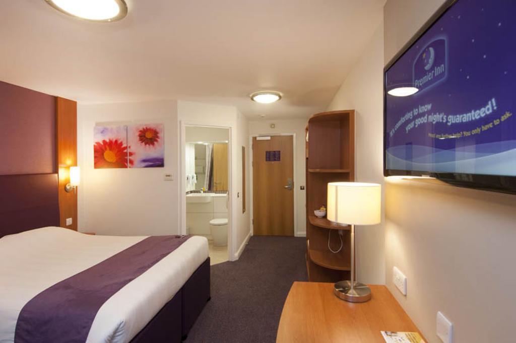 Premier Inn Cobham Cobham  Eksteriør billede