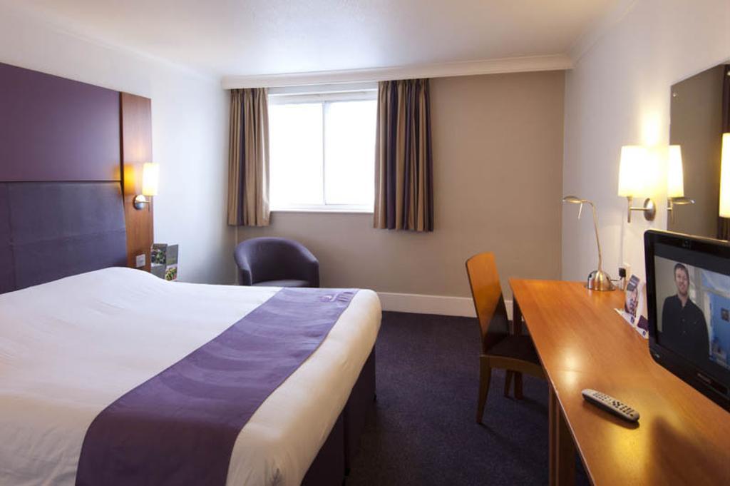 Premier Inn Cobham Cobham  Eksteriør billede