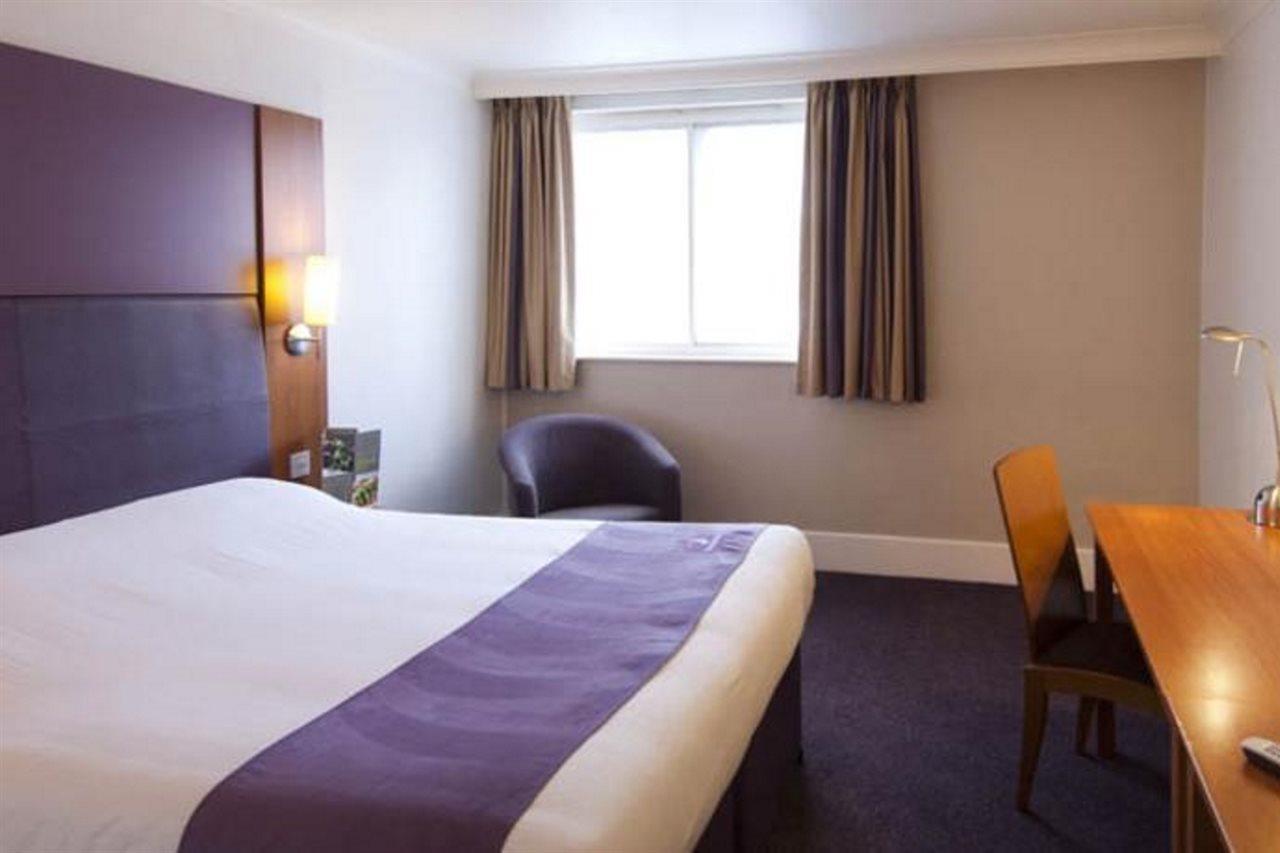 Premier Inn Cobham Cobham  Eksteriør billede