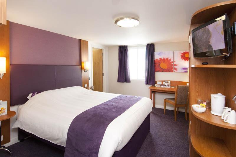 Premier Inn Cobham Cobham  Eksteriør billede