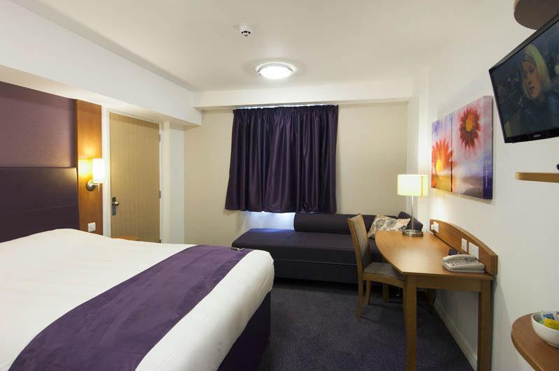 Premier Inn Cobham Cobham  Eksteriør billede